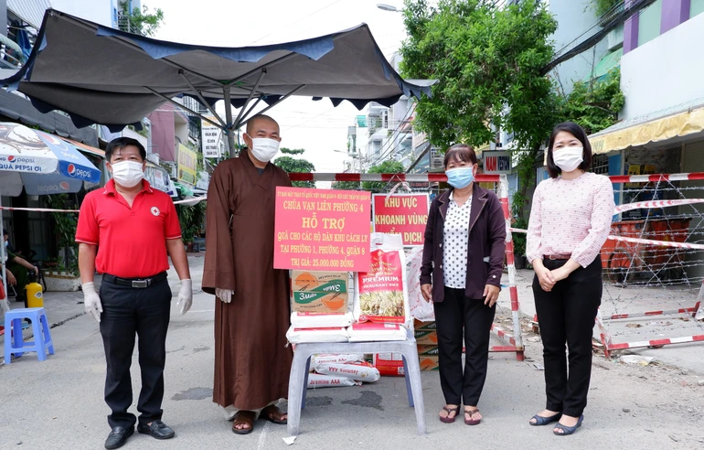 Thượng tọa Thích Lệ Quang cùng chính quyền sở tại trao quà đến các hộ dân bị cách ly