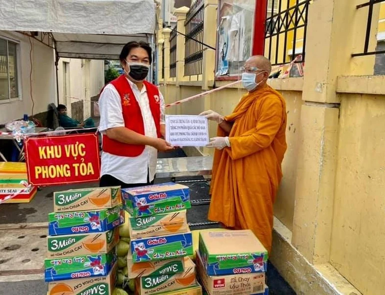 Các phần quà được trao đến người dân khu vực phong tỏa, cách ly