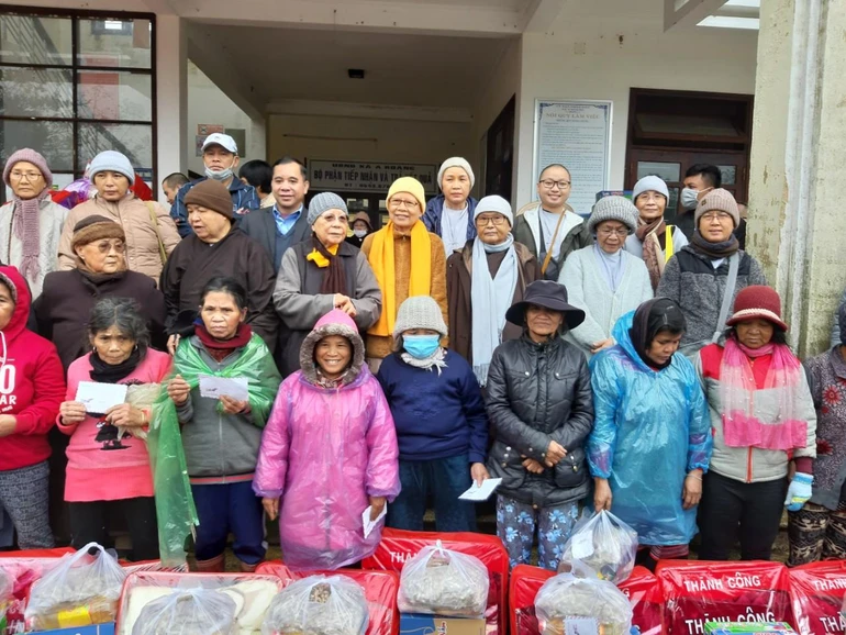 Chư Ni Phân ban Ni giới Phật giáo TP.Đà Nẵng tặng quà tại huyện A Lưới, Thừa Thiên Huế - Ảnh: Thanh Quế