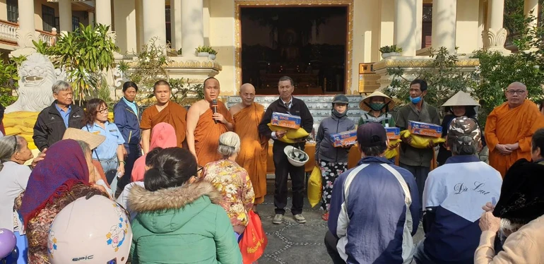 Trao 100 phần quà tết tại chùa Nam Quang 