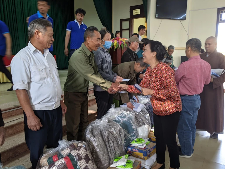 Bà Mai Thị Hạnh chia sẻ với người dân - Ảnh: Giao Hảo