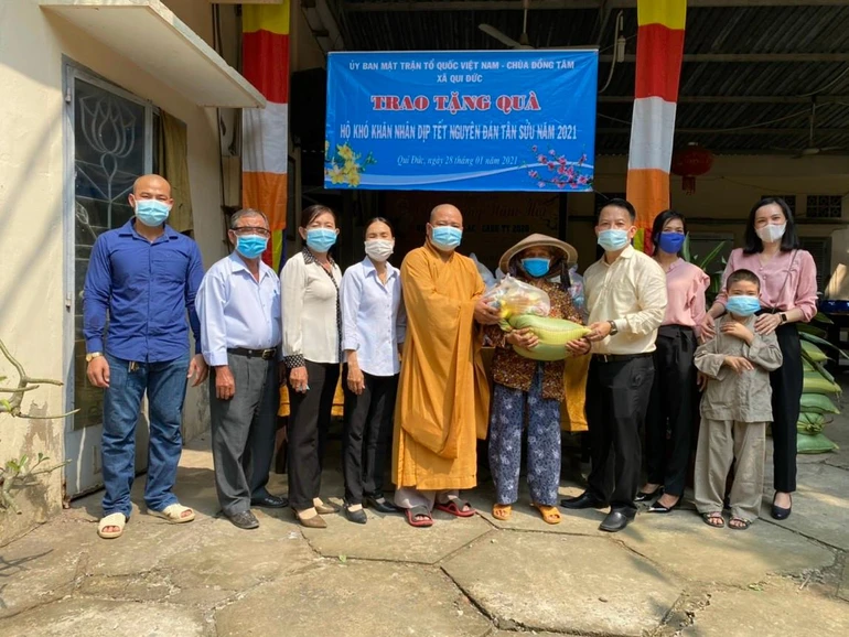 Chùa Đồng Tâm trao quà tết