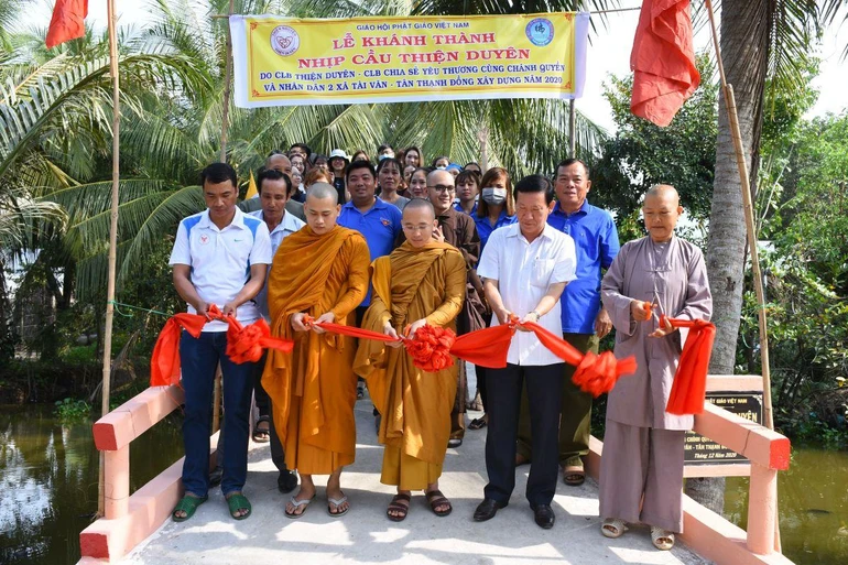 Cắt băng khánh thành cầu Thiện Duyên nối hai xã Tài Văn - Tân Thạnh - Ảnh: Diệu Anh 