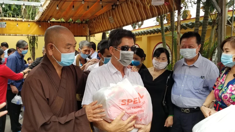 Thượng tọa Thích Huệ Công trao quà tết tới người mù