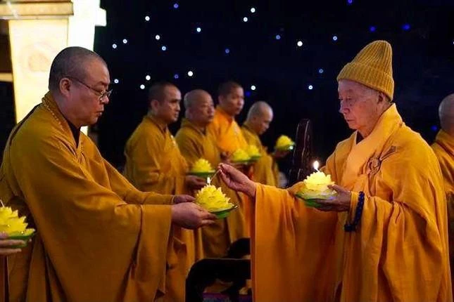 Truyền đăng tại chùa Bằng