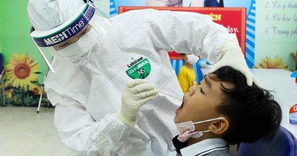 Nhân viên y tế lấy mẫu xét nghiệm Covid-19