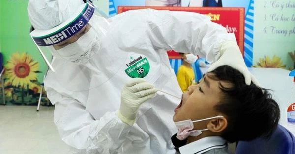 Nhân viên y tế lấy mẫu xét nghiệm Covid-19