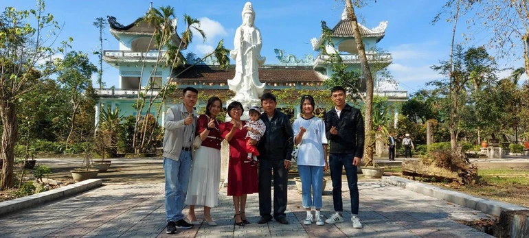 Nét đẹp đầu năm ở Huế, là người người, nhà nhà đi chùa