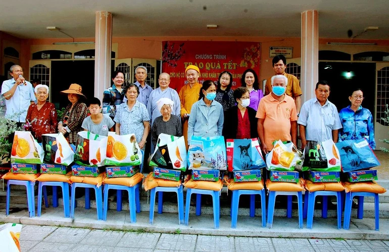 Đoàn từ thiện trao quà Tết cho người già, người khuyết tật phường 2, Thành phố Tây Ninh