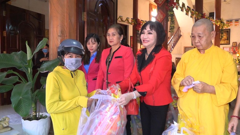 Chùa Phước Lộc Thọ trao quà Tết đến những hộ khó khăn 