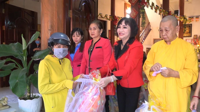 Chùa Phước Lộc Thọ trao quà Tết đến những hộ khó khăn 