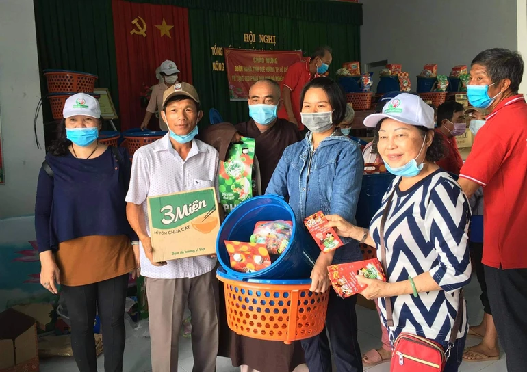 Thượng tọa Thích Thiện Quý trao quà Tết đến những gia đình khó khăn