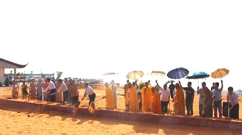 Chư tôn đức thực hiện nghi thức động thổ xây dựng chùa Minh Đạo