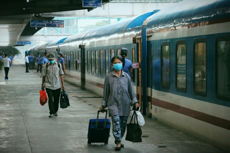 Những sân ga và chuyến tàu vắng khách