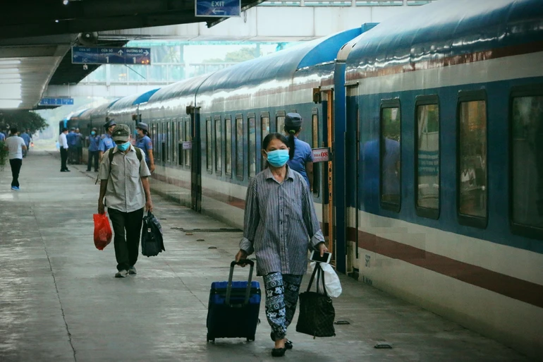 Những sân ga và chuyến tàu vắng khách