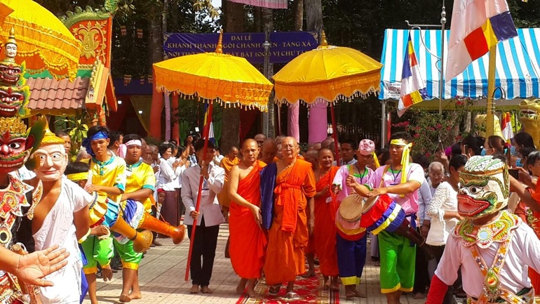 Chư tôn giáo phẩm quang lâm dự lễ cắt băng khánh thành chánh điện chùa Ktưng