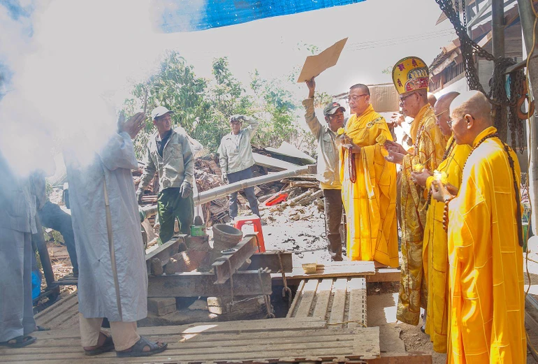 Chư tôn đức sái tịnh công trình đúc Đại hồng chung chùa Phước Thiện