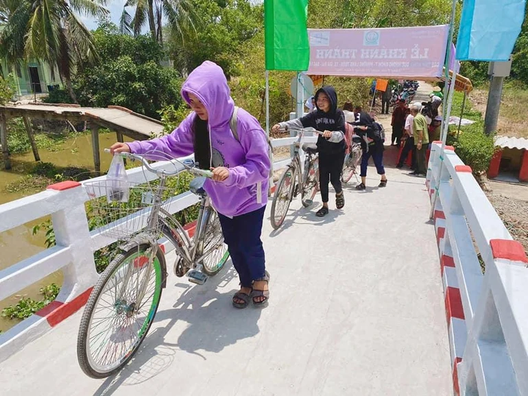 Cây cầu tại khóm 7, phường Láng Tròn được đưa vào sử dụng là niệm vui của người dân địa phương