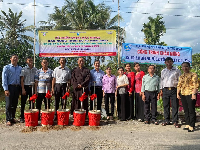 Đại đức Thích Minh Trí cùng với chính quyền địa phương khởi công xây dựng cầu nông thôn số 47 