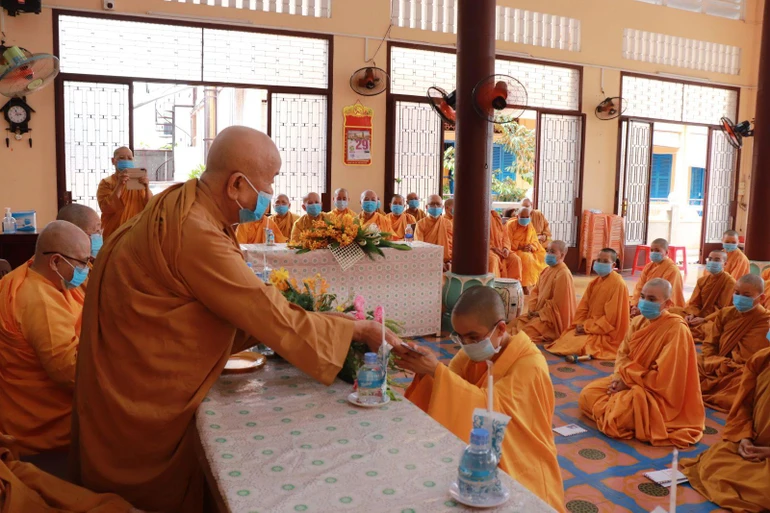 Ni trưởng Thích nữ Tân Liên trao học bổng đến Ni sinh tại tổ đình tịnh xá Ngọc Phương - Ảnh: Ni giới Hệ phái Khất sĩ