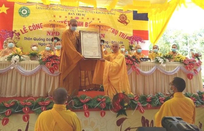 Trao quyết định bổ nhiệm trụ trì niệm Phật đường Phước Thiện đến Đại đức Thích Tịnh Giới