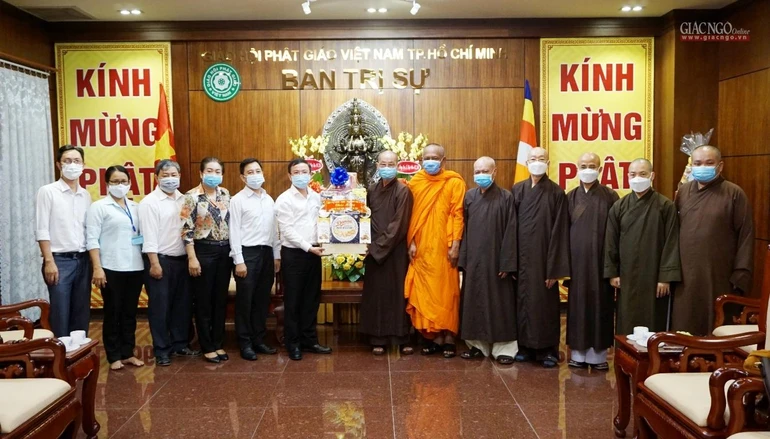 Ông Đặng Quốc Toàn tặng quà chúc mừng Phật đản đến chư tôn đức Ban Trị sự GHPGVN TP.HCM