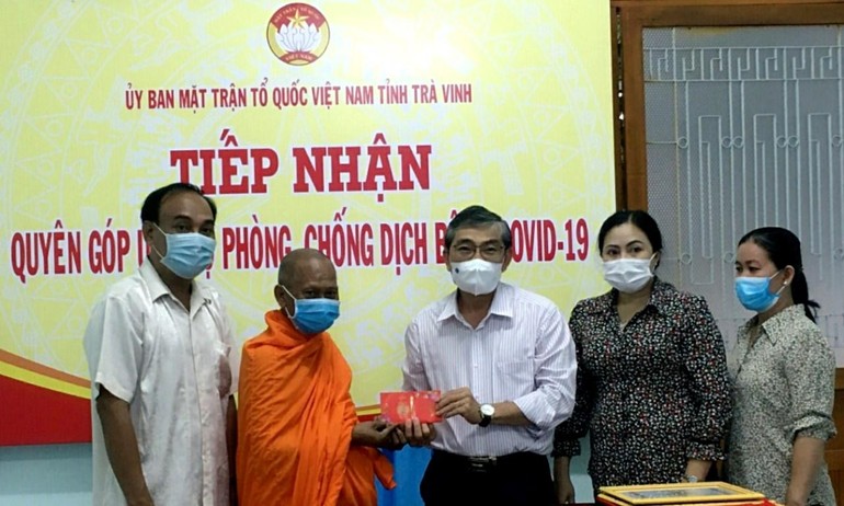 Hòa thượng Thạch Sok Xane trao tiền ủng hộ phòng chống Covid-19 đến Ủy ban MTTQVN tỉnh Trà Vinh