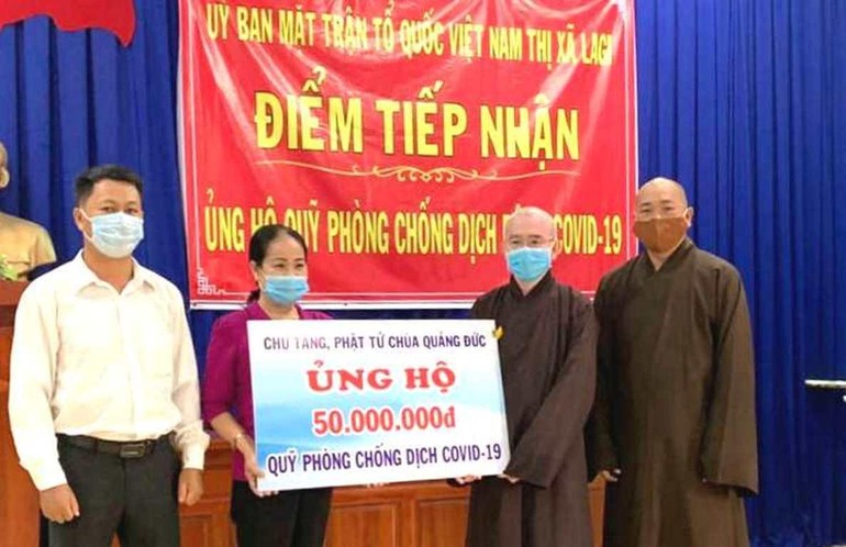 Thượng tọa Thích Đức Thành đóng góp ủng hộ mua vắc-xin Covid-19