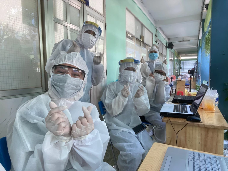 Các tình nguyện viên thuộc Thành đoàn TP.HCM tham gia hỗ trợ phòng chống dịch bệnh Covid-19