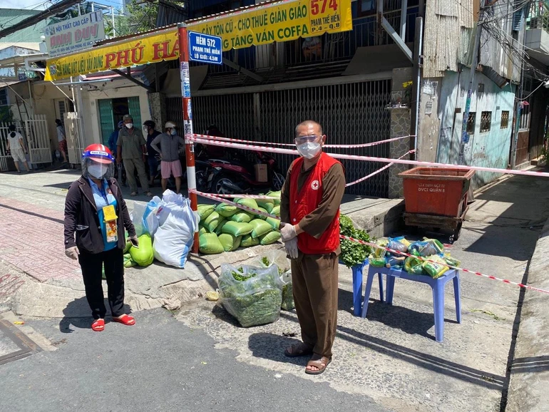  Thượng tọa Thích Lệ Quang, trụ trì chùa Vạn Liên tặng quà đến các khu cách ly, phong tỏa