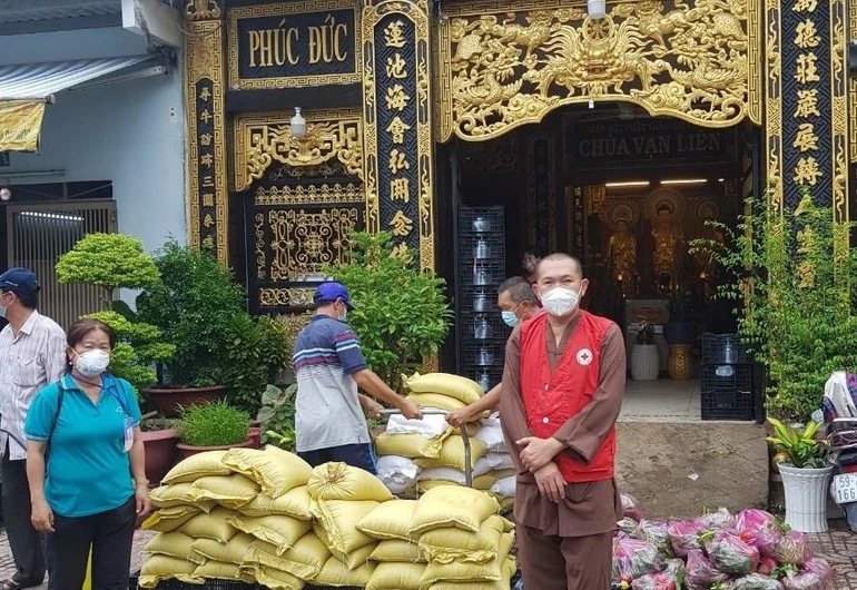 Thượng tọa Thích Lệ Quang, trụ trì chùa Vạn Liên tặng quà đến các khu cách ly, người cơ nhỡ