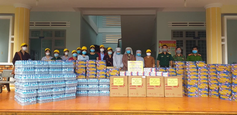 Chùa Bửu Lâm đã đến hỗ trợ nhu yếu phẩm tại trụ sở Công an huyện Chư Prông
