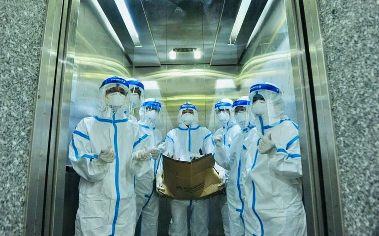  Sư cô Nhuận Bình cùng Ban Giám đốc Bệnh viện Dã chiến thu dung điều trị Covid-19 số 12 đi thăm các F0 tại bệnh viện - Ảnh: Nguyễn Á