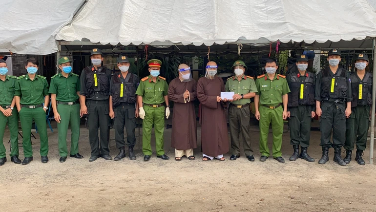 Hòa thượng Thích Huệ Thông trao quà, động viên lực lượng kiểm dịch tại chốt kiểm dịch thuộc Trại giam Bố Lá - Ảnh: PGBD