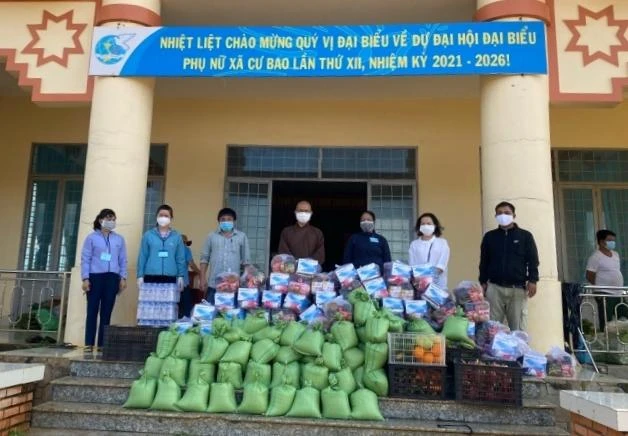 Đoàn thiện nguyện trao 140 phần quà đến bà con khó khăn vùng dịch