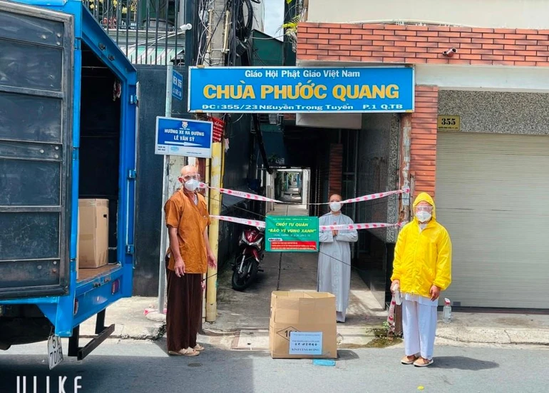 Thượng tọa Thích Từ Trí thay mặt đạo tràng Viên Giác cúng dường đến 50 tự viện