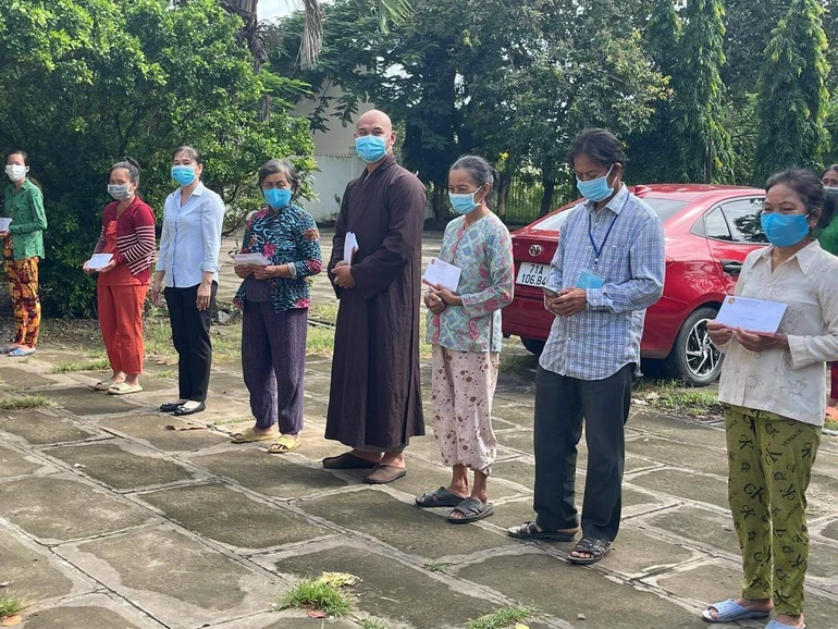 Câu lạc bộ Phúc Lộc, nhóm đạo tràng Mật Tịnh trao tặng quà đến bà con bị sập nhà do lốc xoáy