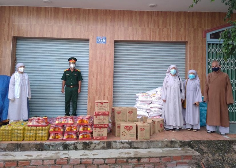 500 phần quà được trao đến Phật tử, người dân trong mùa giãn cách xã hội phòng Covid-19