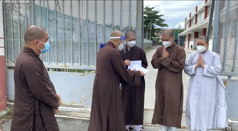 Hòa thượng Thích Huệ Thông trao quà động viên 3 vị Tăng, Ni thuộc Phật giáo Thừa Thiên Huế đến Bình Dương tham gia tuyến đầu - Ảnh: Huệ Nghiêm