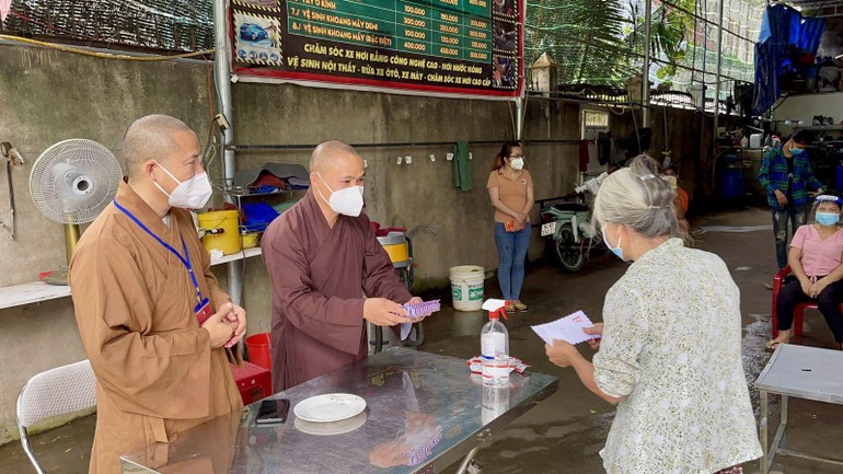 Đại đức Thiện Mỹ, Đại đức Chúc Thịnh trao phòng bì đến bà con khu trọ khó khăn