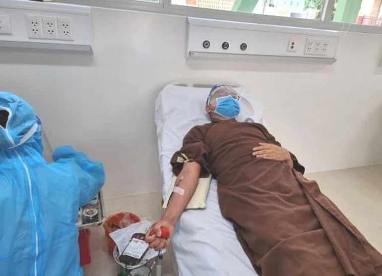 Có 3 vị Tăng thuộc chùa Long Hoa hiến máu trong mùa dịch Covid-19