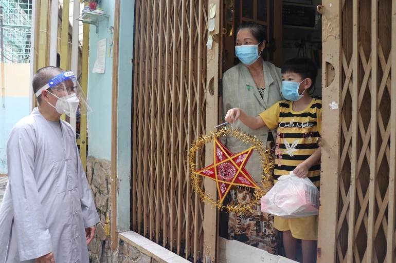 Sư cô Thích nữ Huệ Đức, trụ trì Quan Âm tu viện đem niềm vui trung thu đến cho từng em nhỏ