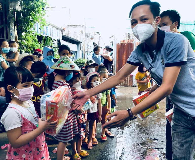 Trao tặng các phần quà đến các em thiếu nhi quận 12
