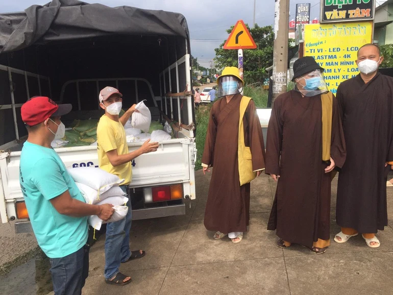  Ban Trị sự GHPGVN huyện Long Thành kết hợp các đơn vị tặng quà đến gia đình khó khăn