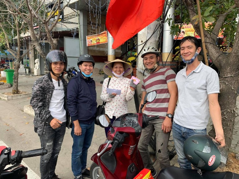 Những con người xa lạ đã cùng làm nên một gia đình ấm cúng và đầy sẻ chia