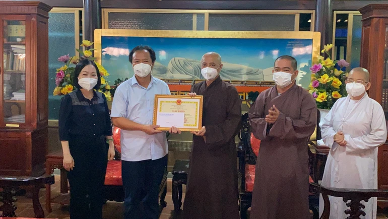 Lãnh đạo Thành ủy TP.Thủ Dầu Một tặng Bằng khen đến Ban Trị sự Phật giáo tỉnh Bình Dương và các cá nhân