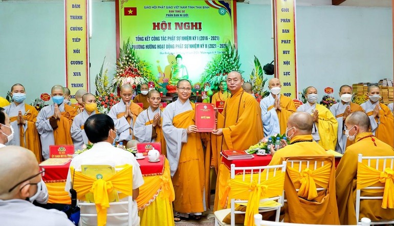 Thượng tọa Thích Thanh Hòa trao quyết định đến Sư cô Thích Đàm Lương