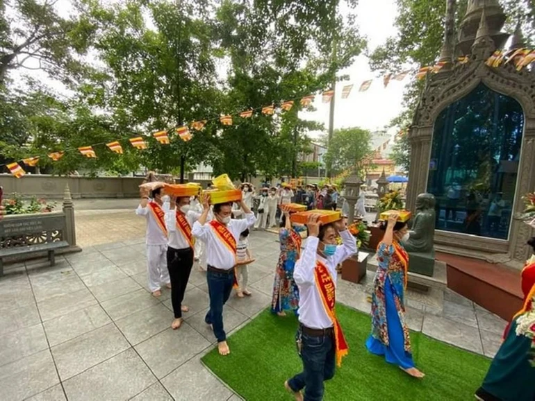 Phật tử nhiễu y ba vòng trong lễ dâng y Kathina tại chùa Bửu Quang, ngày 25-10