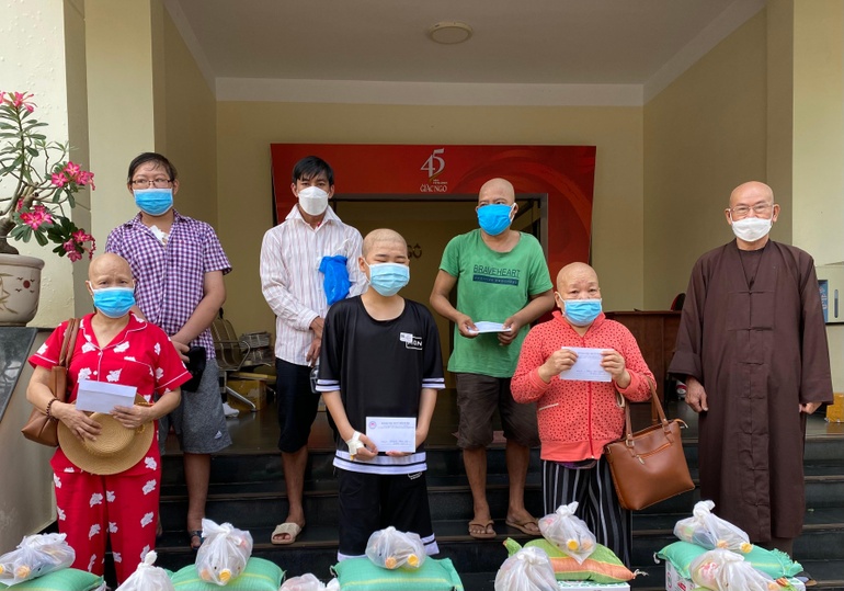 Hòa thượng Thích Tâm Viên trao tiền của bạn đọc ủng hộ bệnh nhân bị bệnh hiểm nghèo - Ảnh: M.Tuyền