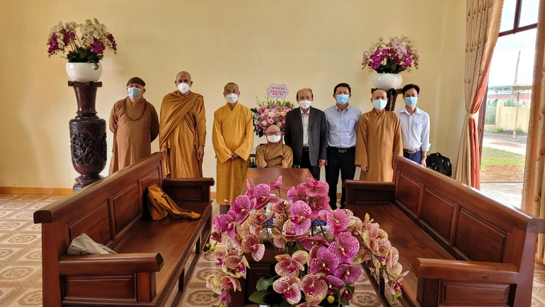 Ông Nguyễn Đình Tiến tặng hoa chúc mừng chư tôn đức nhân Ngày Nhà giáo Việt Nam 